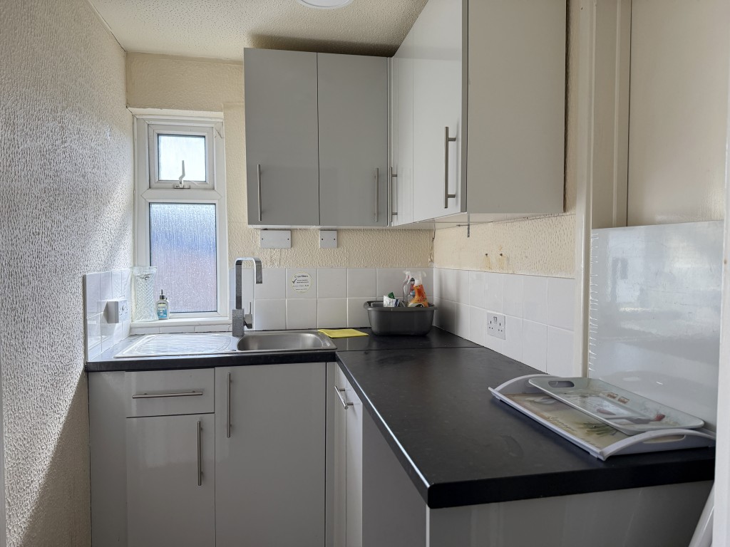 Lot: 21 - VACANT FREEHOLD COMMERCIAL PREMISES WITH POTENTIAL - First floor kitchen